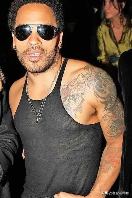 这条龙是由纹身艺术家马里奥·巴特为其精心设计的,他为tommy lee