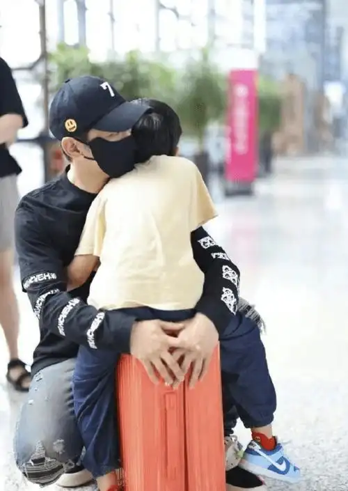 黄晓明新年首次晒和儿子小海绵的温馨合照,幸福爆棚!_家庭_关爱_父亲