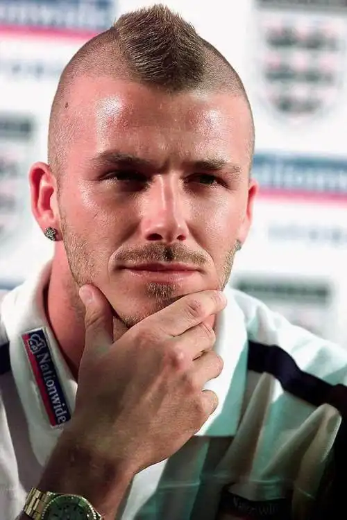 贝克汉姆今天剪掉了长发, 当年小贝的莫西干发型曾风靡一时!