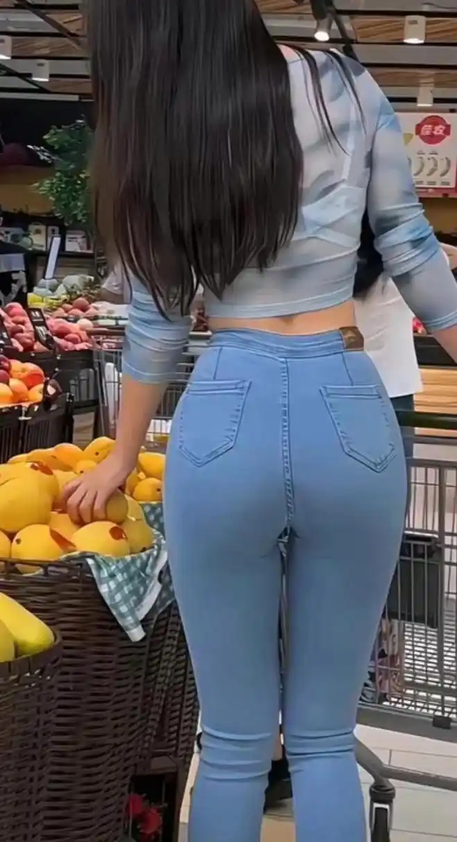 这人不得一米八啊,还是前面的大姐太矮了?还是拍照的角度有问题?