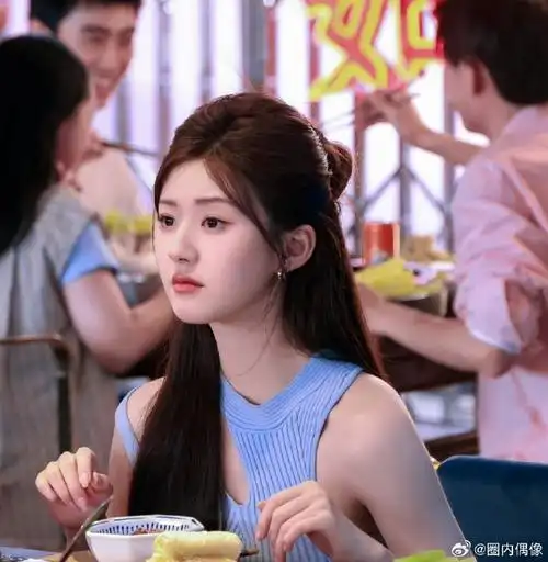 赵露思半扎鸡毛头##赵露思镂空针织衫