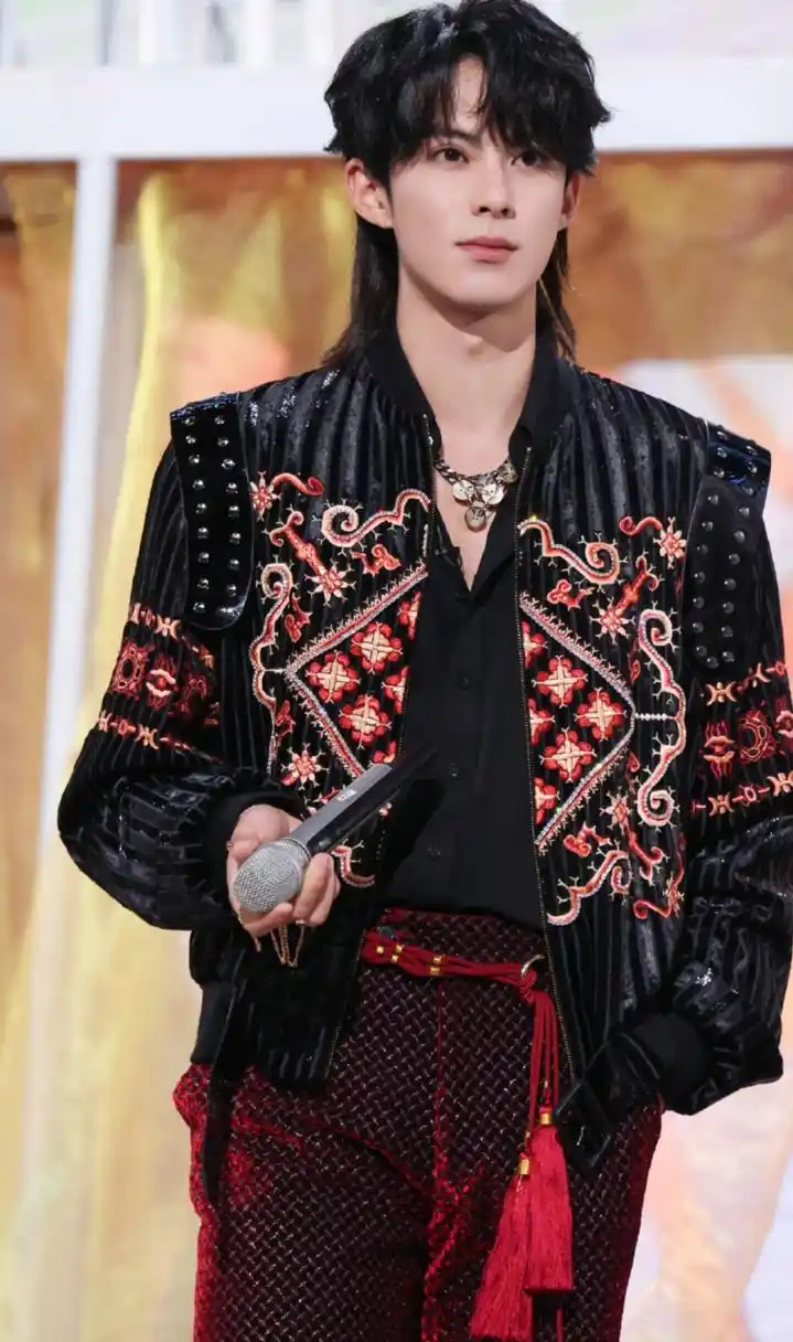 王鹤棣录节目换长发了,刘海遮眼,后面还有狼尾造型