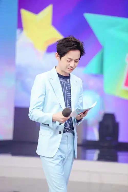 p>何炅,1974年4月28日出生于湖南省长沙市雨花区,中国内地男主持人