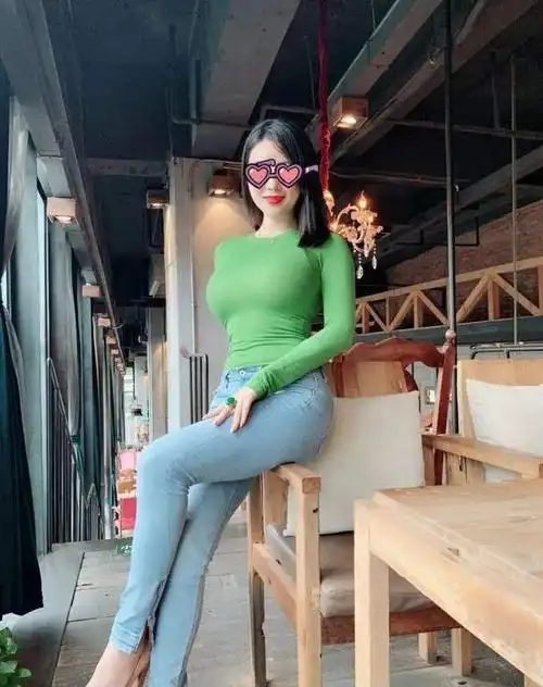 因刘强东爆红的蒋娉婷,魔鬼身材实属"炸裂",网友:想低调都难