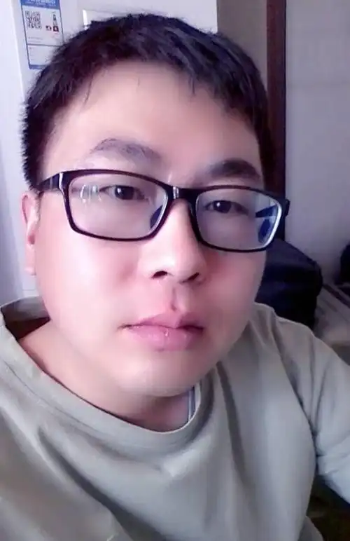 赵彦彬发自拍略显福态,网友神评:吃了什么胖成这样?