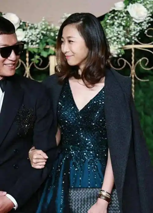 孙红雷的娇妻气质真不一般,穿"钻石裙"好惹眼,太有明星范_王骏迪_礼服