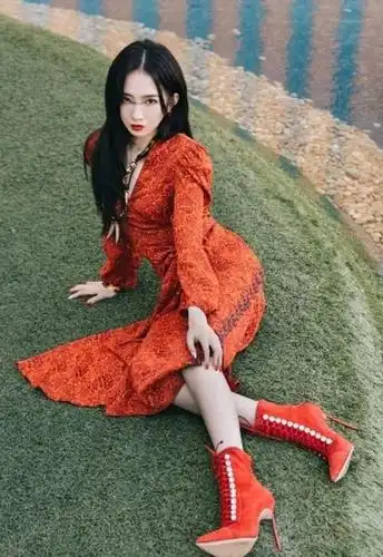 孟美岐是队里最富的吧,高跟鞋满满2排"珍珠",看完表示买不起