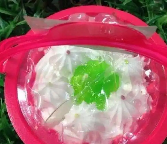 小时候的这种蛋糕大概是五毛,还是一块钱一盒吧,具体我也记不太渠楚