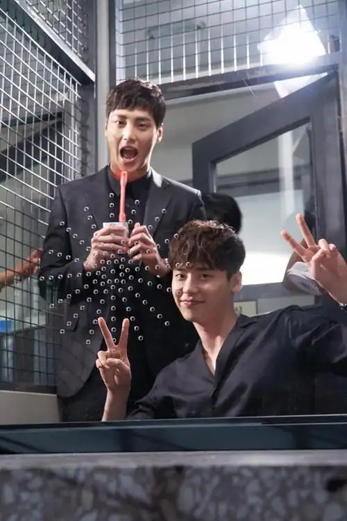 《w两个世界》花絮照汇总 李钟硕韩孝周片场有爱互动