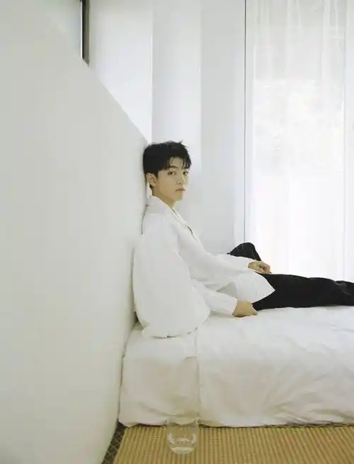 刘昊然记忆中乡村田野是盛夏避暑的好去处小桥流水 挽裤赤脚胡先煦这