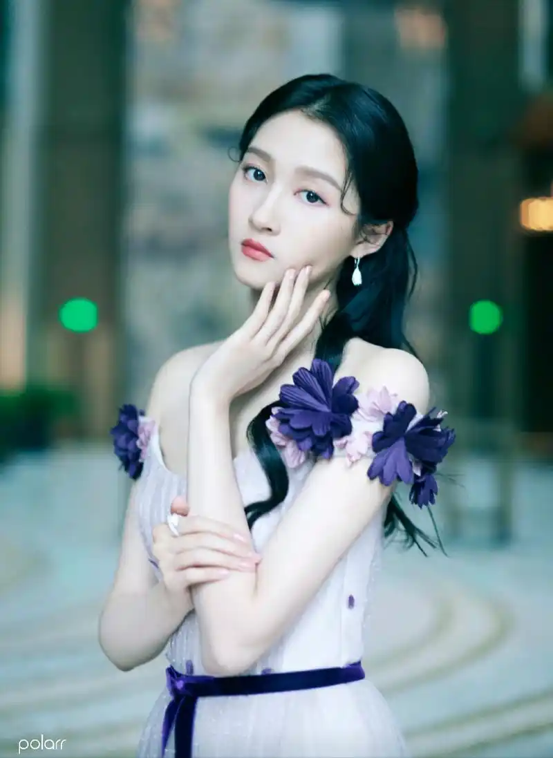 女演员关晓彤,优雅温柔,甜美梦幻写真图集