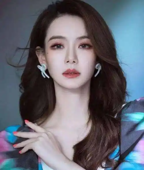 戚薇素颜照曝光,眼袋厚重法令纹深,网友:李承炫看了都要后悔_明星