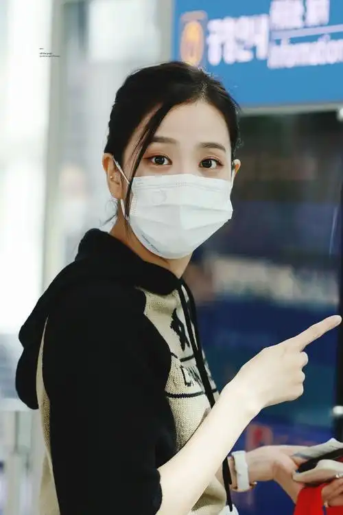 金智秀巴黎时装周机场图