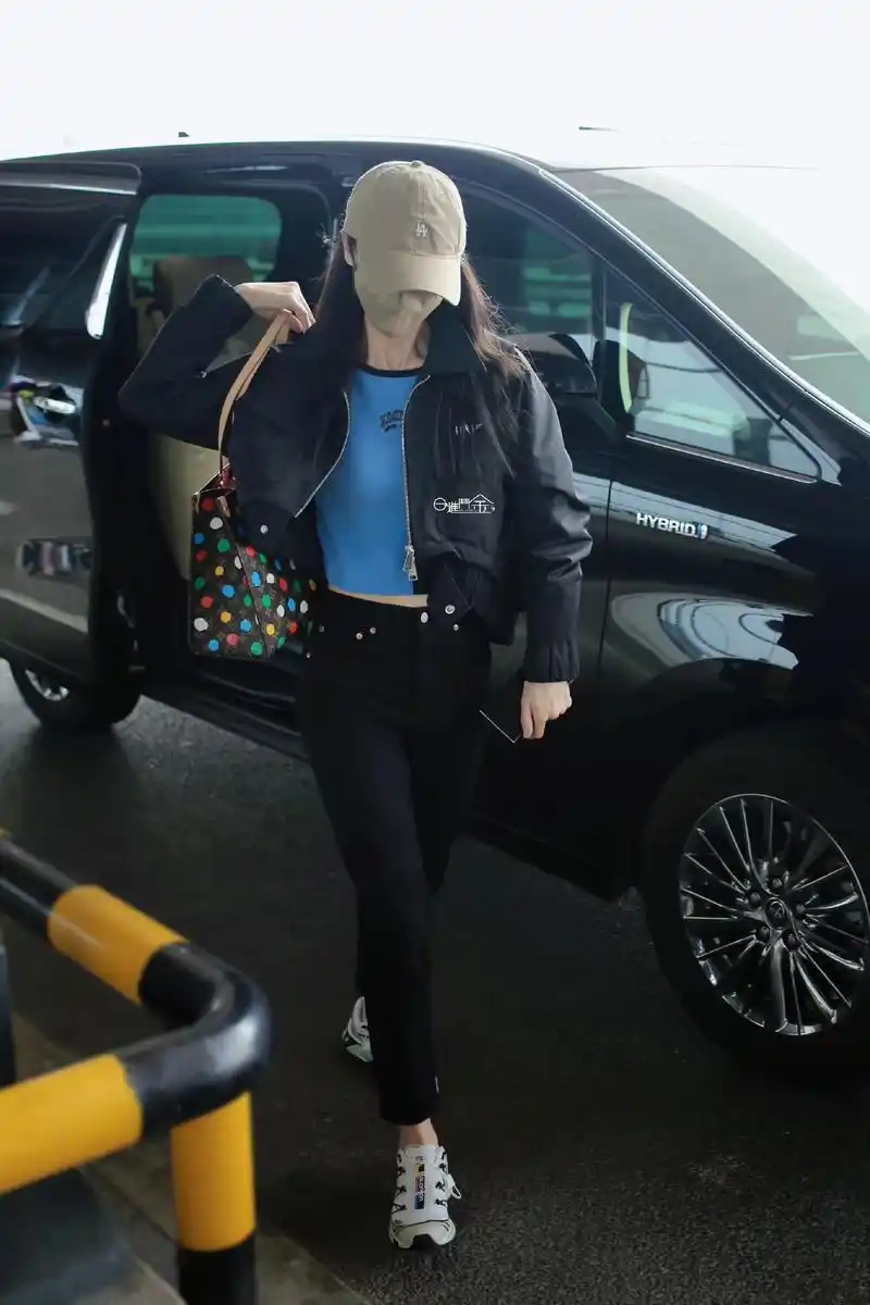 金晨现身机场,短款夹克衫搭配小黑裤,简约休闲很显活力!