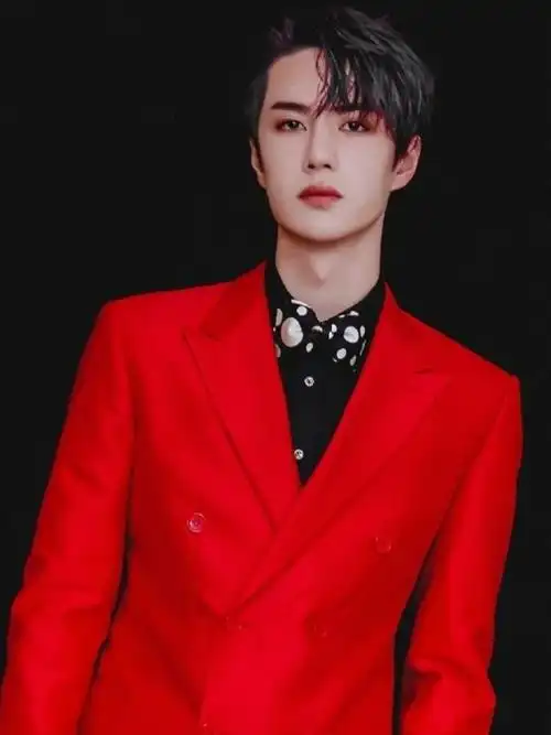 本以为易烊千玺穿红色衣服够靓了,直到看见王一博,才知道啥是神仙本尊