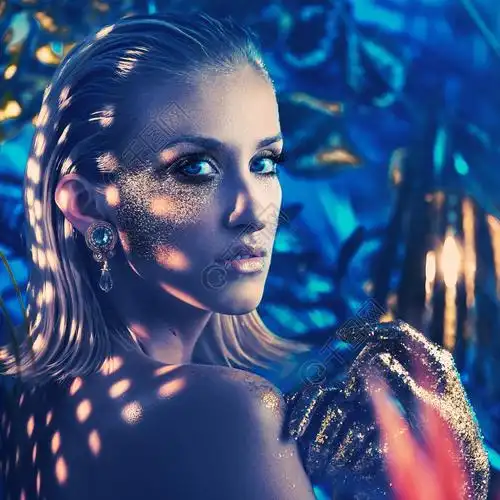 金发碧眼的女人,用闪闪发光的金色手人物形象免费下载_jpg格式_3498