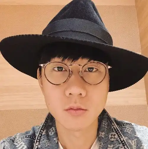 林俊杰教网友如何为人处事,而网友关心的是他何时成家立室