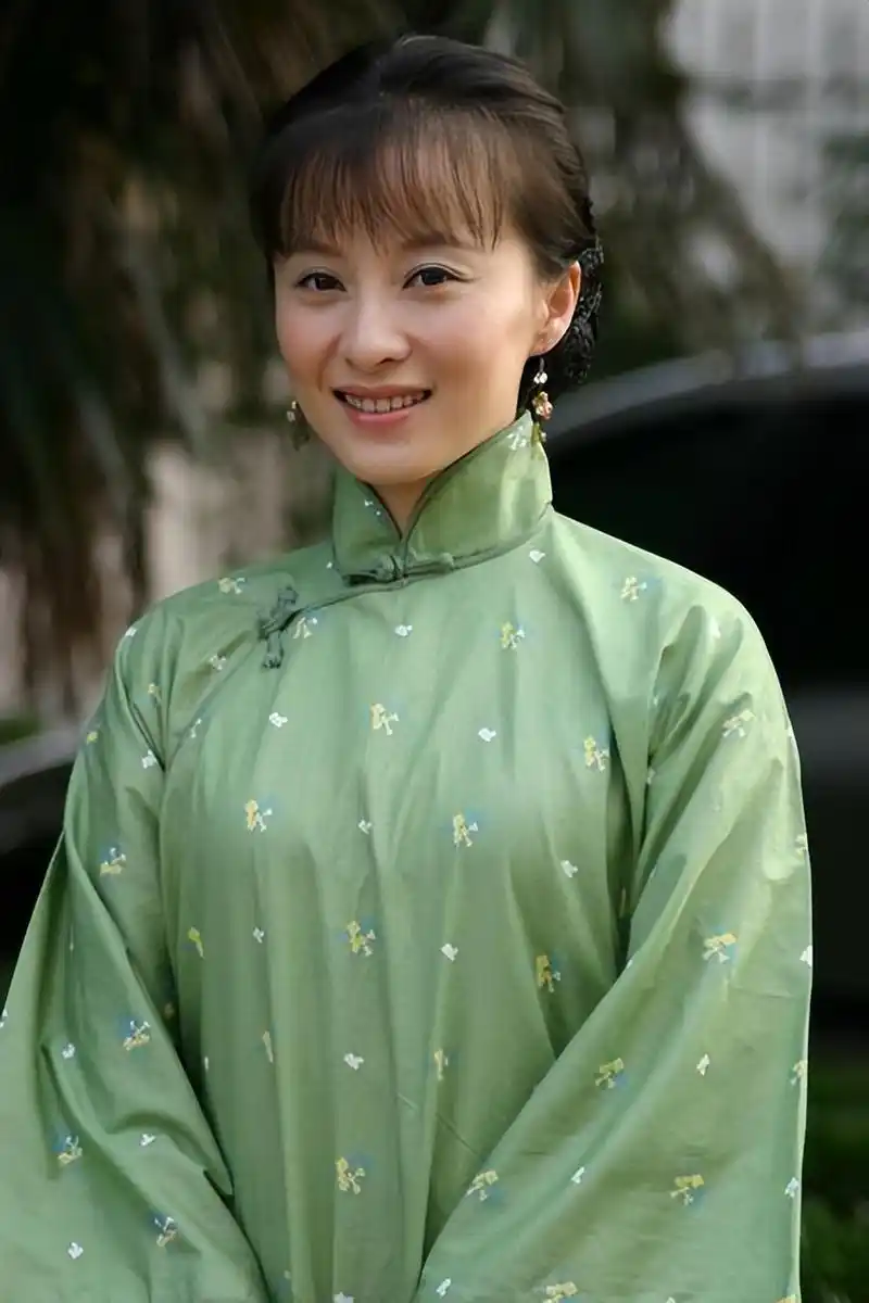 演员徐露:巅峰时退隐,嫁大7岁导演,48岁和19岁女儿似姐妹