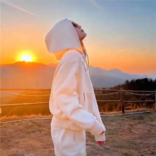 高级女生侧脸头像小众背影时尚图片