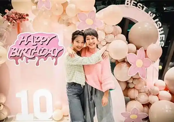 文章大女儿晒美照贺新年,爱马笑容甜美好漂亮,和爸爸似复制粘贴