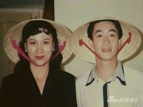 六小龄童与妻子于虹合影