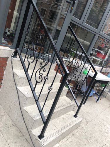 护栏扶手上海铁艺楼梯实木围栏烤漆落地飘窗楼梯扶手