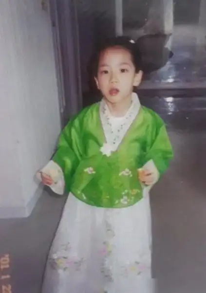 最高的jisoo童年照同样在网上疯传,好像这张她小时候穿上韩服的照片