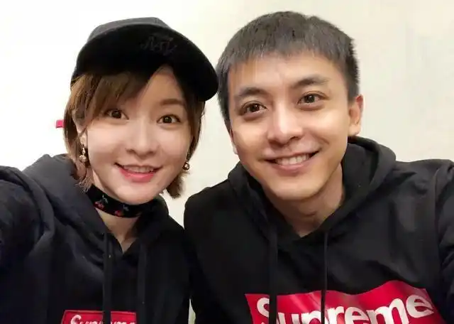 李佳航晒老婆孕照状态好粉丝直言希望宝宝不要像爸爸那么黑