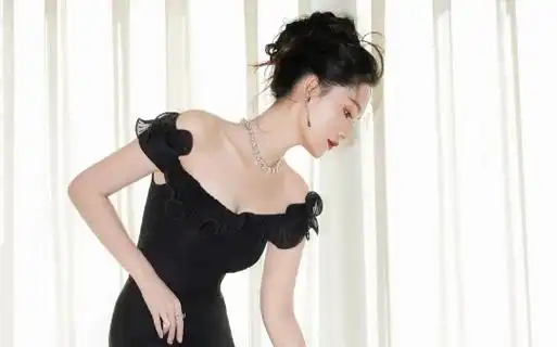 李沁～抹胸长裙,明眸皓齿!