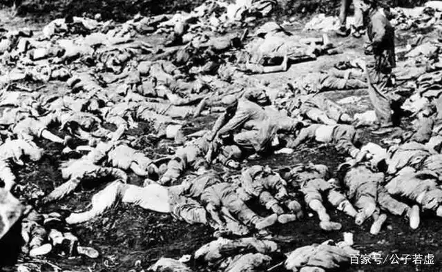 图|美军在整理志愿军遗体