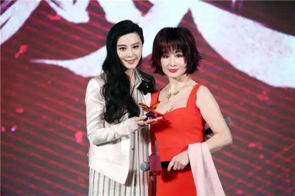 两代武媚娘成闺蜜 潘迎紫范冰冰同台合影