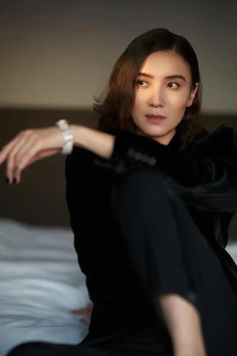 宋佳甜酷优雅写真图片34