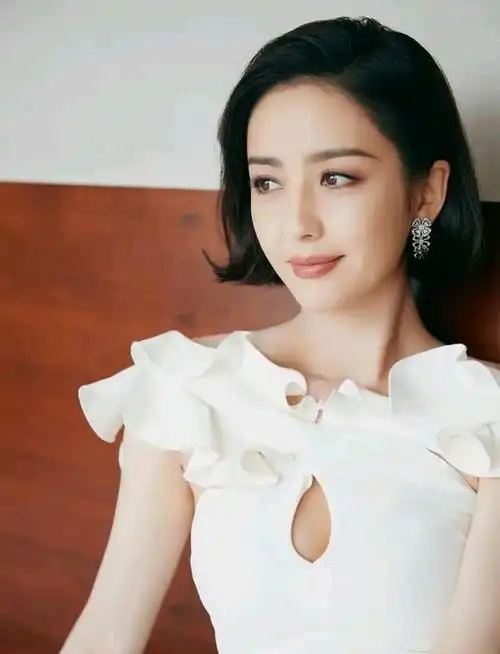 佟丽娅近期有一部电影即将上映,《《我经过风暴》.