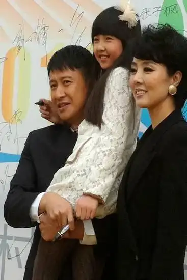 张子枫的家世怎么样-她今年几岁个人资料父母全家福照片