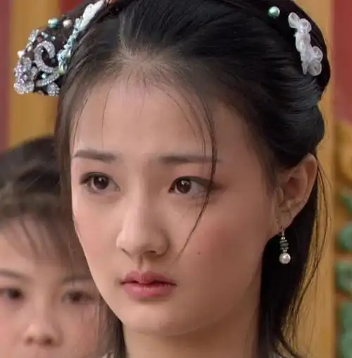 徐璐有多瘦,几个夹子暴露身材,凭《甄嬛传》出圈,从不缺少热度