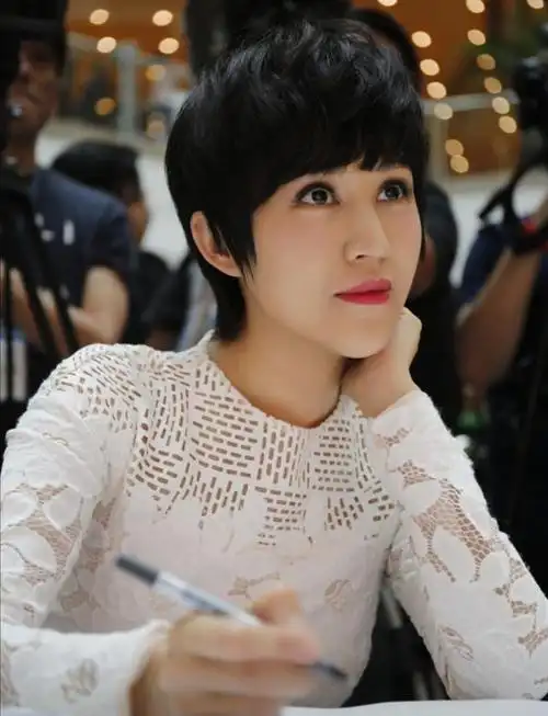 陆毅老婆鲍蕾气质这么好,穿一字肩连衣短裙时尚秀气,43岁更美了