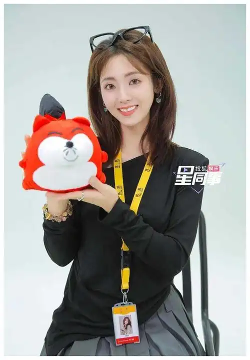 邢菲任嘉伦对手戏笑谈烈焰之约惹皮肤私房照尴尬露面