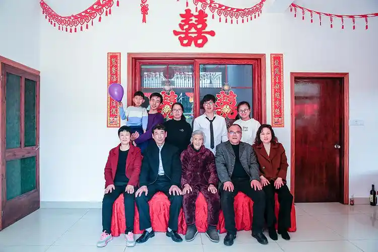 2018年3月4日,张辉和徐思诗两家人合影.