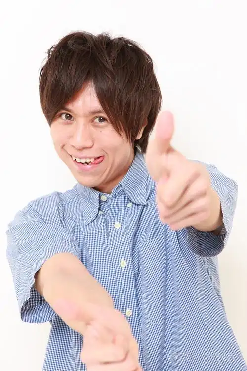 日本人用手势竖起大拇指