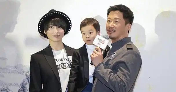 吴京一家为大儿子大办生日宴!谢楠素颜貌美,俩娃长相神似妈妈!