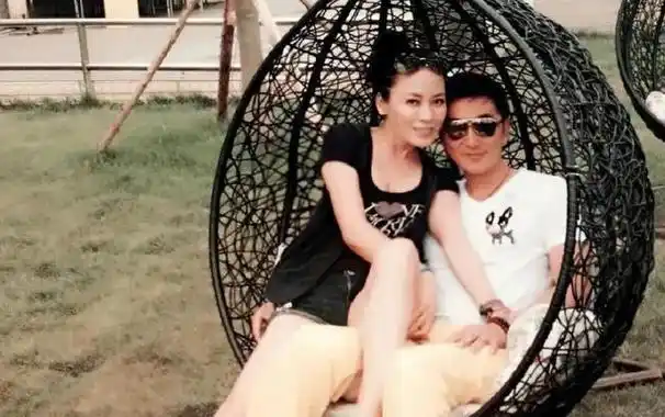 《繁花》邵峰:为娶影后退圈三年,成了宠妻狂魔,他53岁颜值大跌