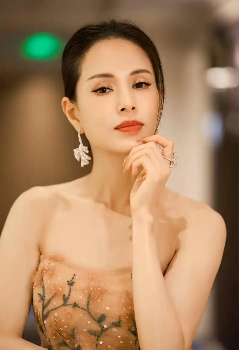 56岁李若彤再现小龙女造型,27年样貌不变,睡绳子名场面好绝