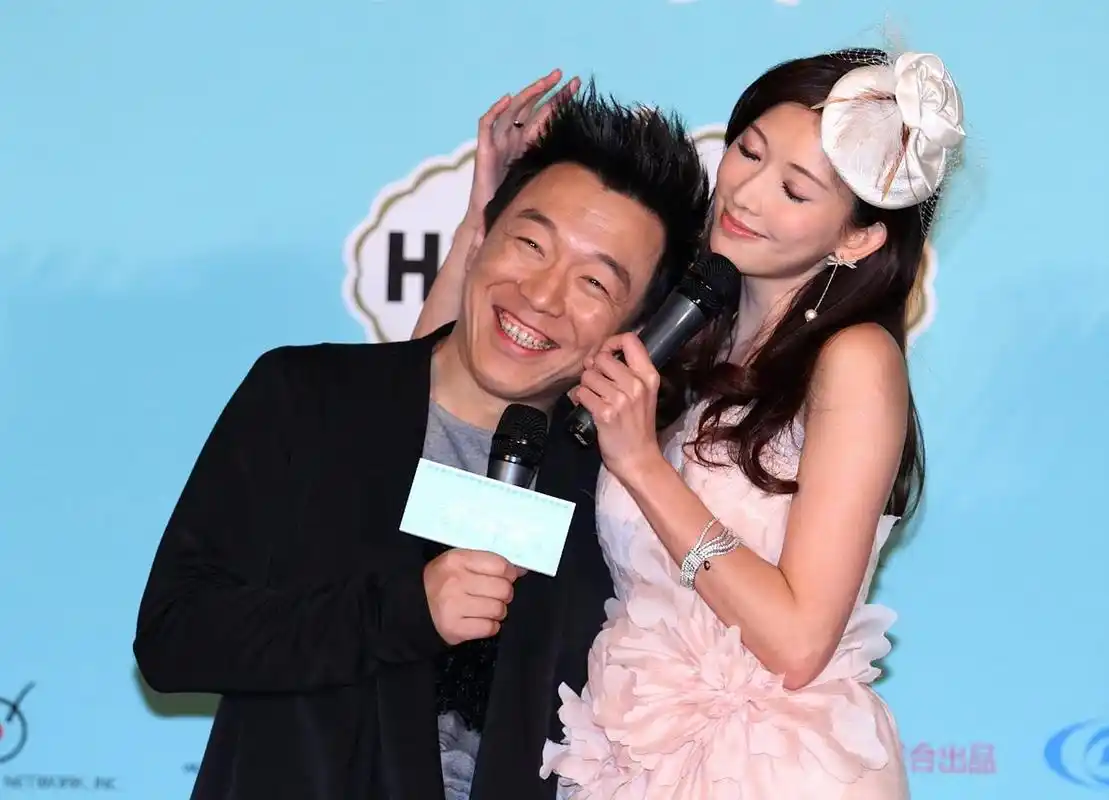 一次节目上,林志玲很大胆地问黄渤:"你最喜欢我身体的哪个部位?