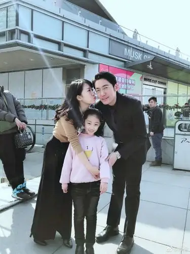 李念晒新剧"一家三口"照片