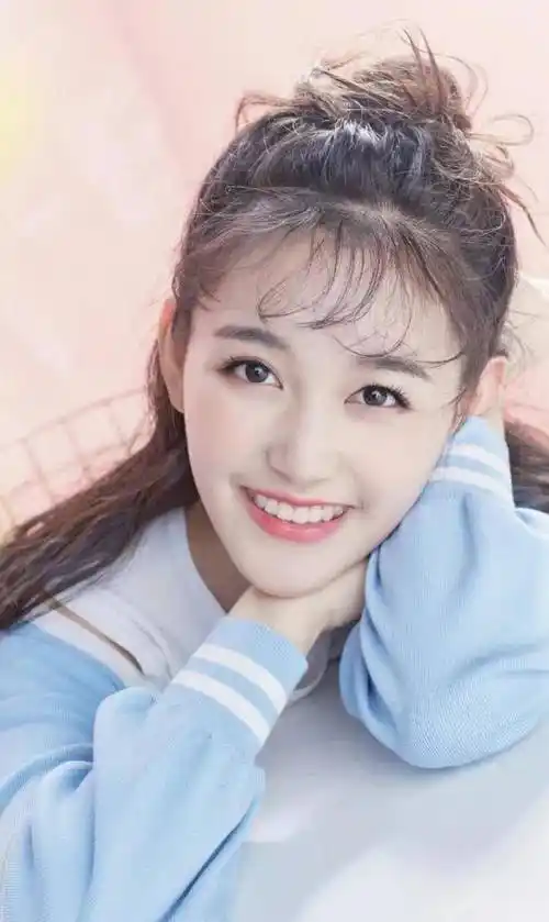 前几年之中蒋依依因为年龄还有学业,所以作品不多.