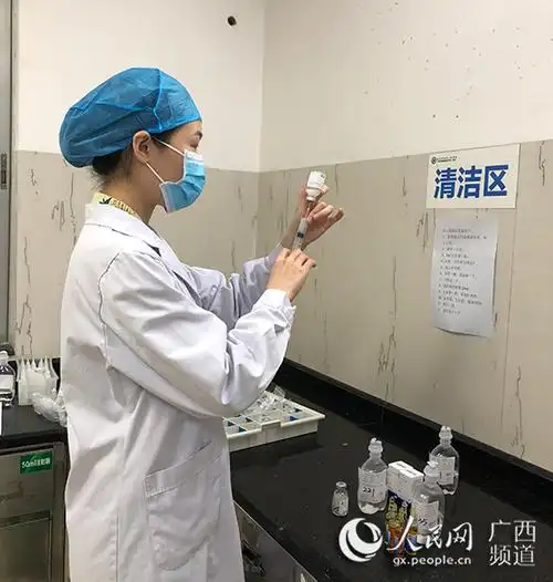 赵彩彩正在给患者配药.南宁市第四人民医院供图