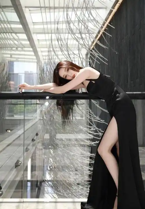 迪丽热巴高开叉黑裙亮相红毯,身材凹凸有致,长腿吸睛_造型_黑色_礼服