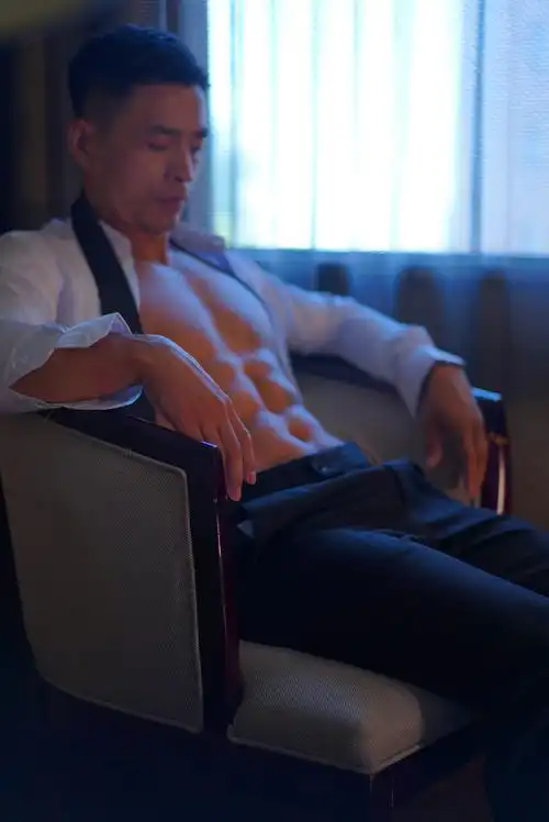 铭佳画册##正装##肌肉男#  穿西装的男生最吸人  来源@健身男模天野