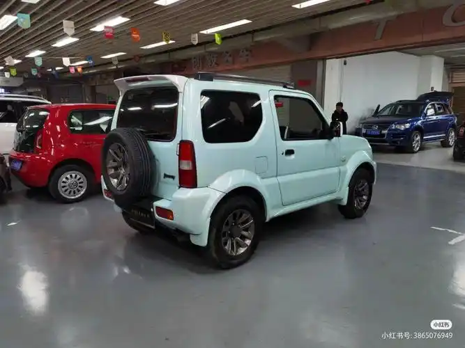 小车入框,最小越野车铃木吉姆尼12.