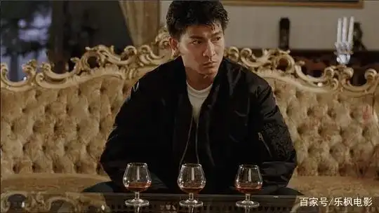 之后sam在美国当中结识了一位童可人(陈玉莲饰)这位富家小姐; 不过童